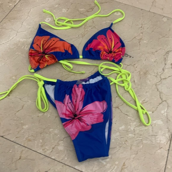 ⚡️⚡️⚡️Sale⚡️⚡️⚡️Bathing suit 2 piece Sz: M⚡️⚡️⚡️ - Picture 1 of 3